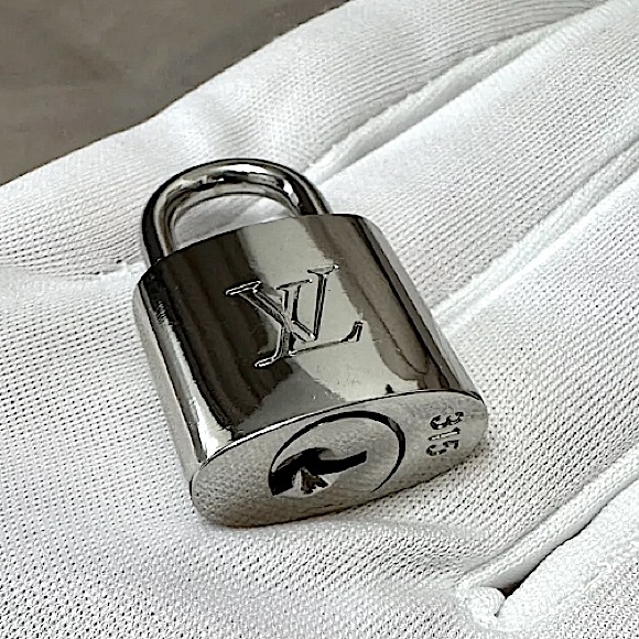 Silver Louis Vuitton lock Key Necklace complimentary, Authentic, Number 315 - Picture 7 of 7